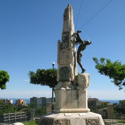 Rossano - Caduti, non si parcheggia davanti a monumento