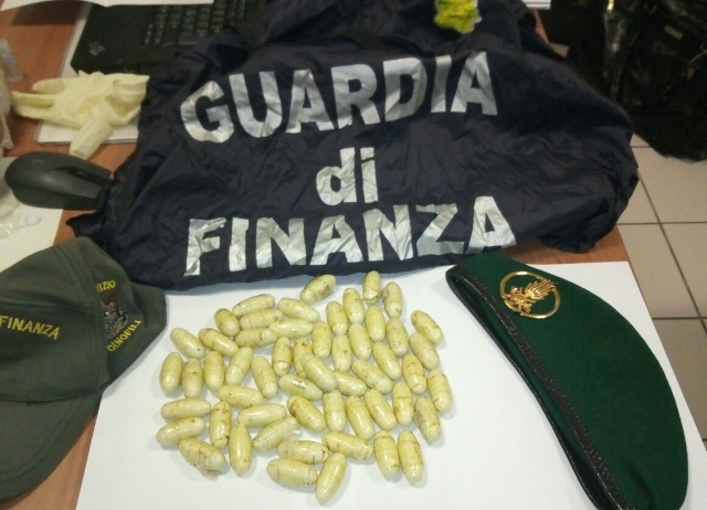 GDF: la droga viaggia sui bus di linea. Arrestato a Trebisacce un cittadino pakistano con 55 ovuli di eroina