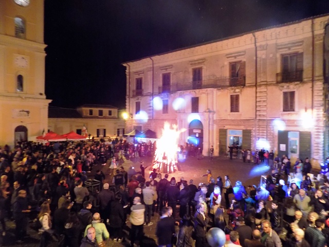 Boom di presenze a Rossano per ammirare i tradizionali fuochi di San Marco