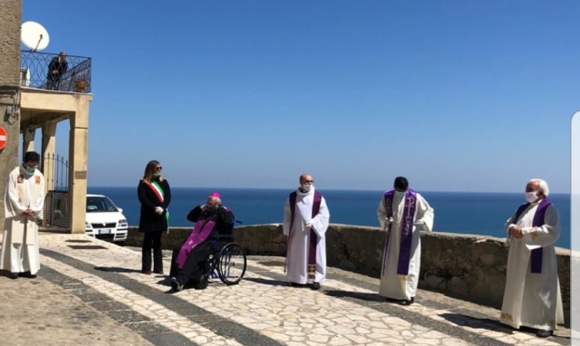Cariati: Il vescovo Satriano condivide la battaglia per la riapertura dellospedale