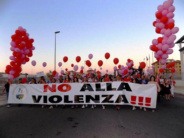 Tanta partecipazione al corteo pubblico a Rossano per dire no alla violenza sulle donne 