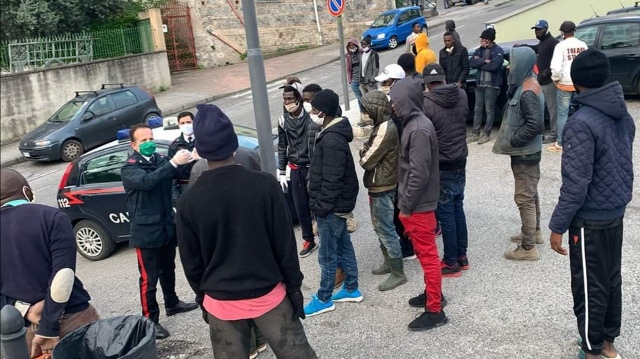 Cassano Jonio: Protesta di un gruppo di lavoratori africani perch sfruttati e sottopagati