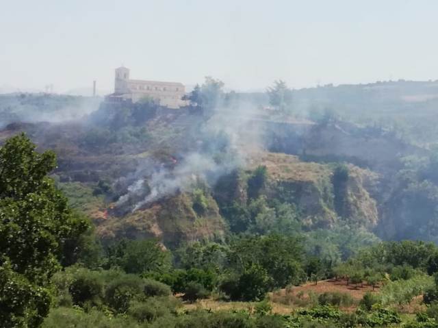 Castrovillari: Madonna del castello si  sviluppato un incendio sul colle