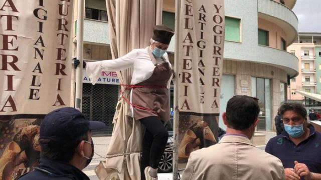 Cosenza: Dopo sentenza Tar titolare di un bar per protesta si incatena