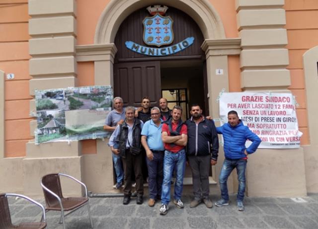 Rossano: continua il sit-in degli operai addetti al verde pubblico dinanzi al Palazzo di citt 