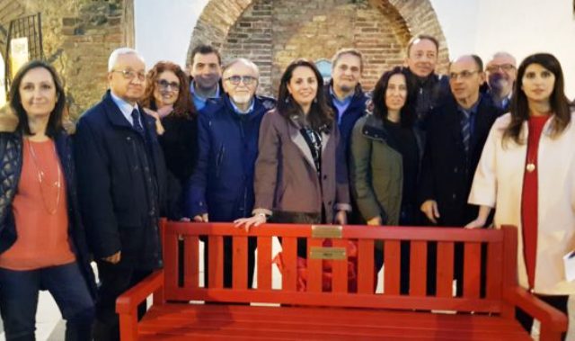 Cosenza: una panchina rossa in memoria della giornalista rossanese Maria Rosaria Sessa 