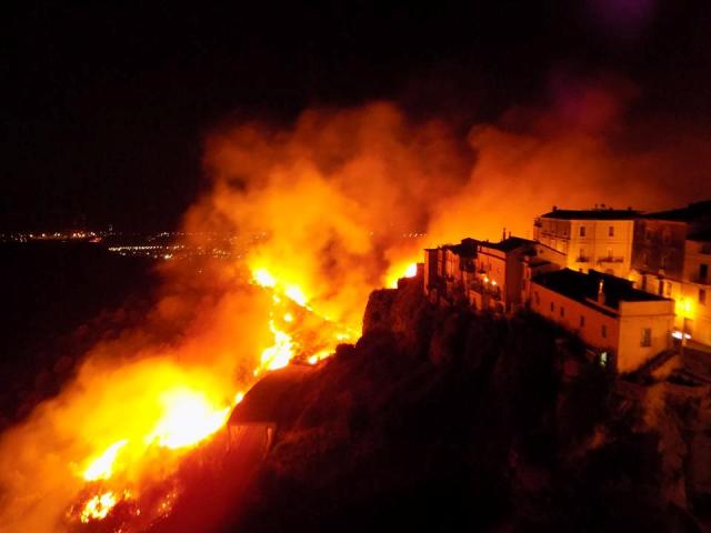 Proseguono le indagini per individuare i piromani che hanno appiccato il fuoco nel Centro Storico di Rossano