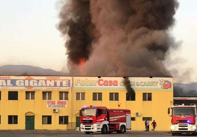 Capannone in fiamme nella zona industriale di Rossano