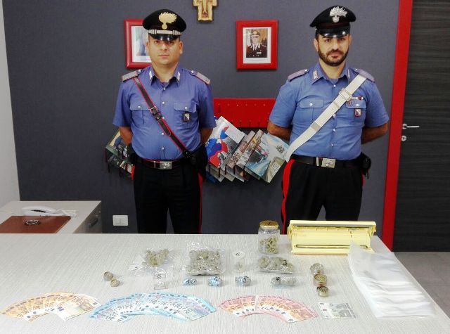 Mirto Crosia (CS). Vede i carabinieri e lancia la droga dal finestrino: arrestato.