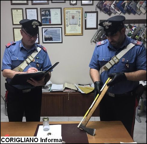 Aggredisce i familiari per il rifiuto di una somma di denaro: arrestato dai carabinieri mentre aveva ancora lascia in mano